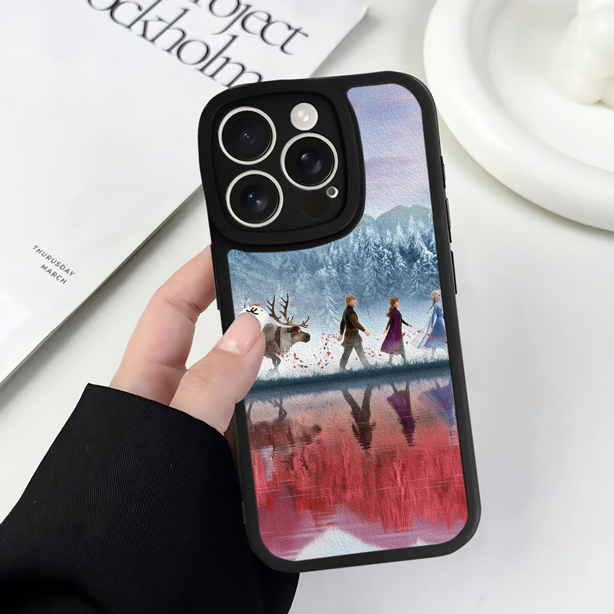 （画像用） アナと雪の女王 アンナ エルサ Frozen Anna Elsa 【iPhone 16シリーズ対応】シリコンスマホケース（レザー調） 材質：シリコン